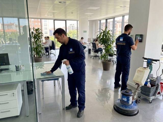 Dé la mejor imagen desde la entrada con una limpieza profesional de oficinas en A Coruña