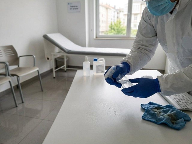 Limpieza profesional con protocolos de desinfección para centros de salud en A Coruña