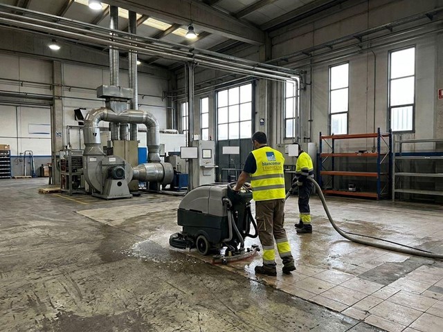 Nuestra limpieza de grandes superficies e industrias en A Coruña se adapta a su ritmo de trabajo