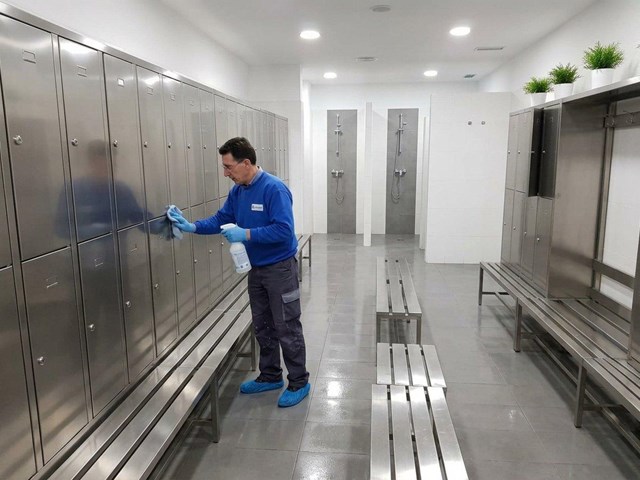 Vestuarios y pistas listos para el uso diario con una limpieza de recintos deportivos en A Coruña