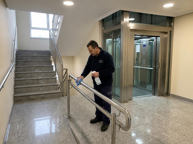 Zonas comunes cuidadas todo el año con una limpieza de comunidades de vecinos en A Coruña